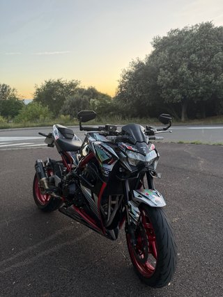 Kawasaki Z900 Negra y Roja A2