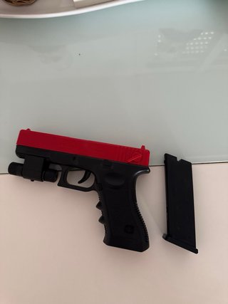 Pistola de juguete roja y negra