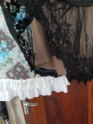 Falda corta encaje negro y floral