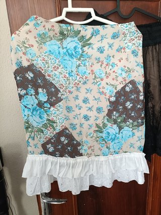 Falda corta encaje negro y floral