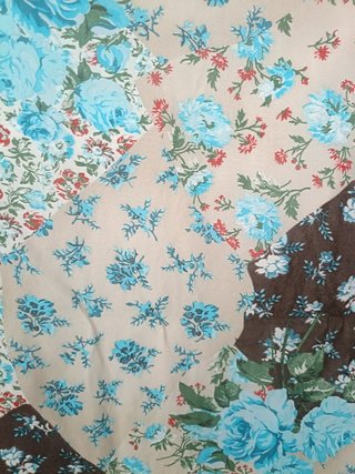 Falda corta encaje negro y floral