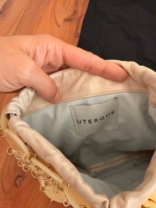 Bolso Uterqüe nacar beige y dorado
