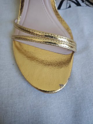 Tacones dorados Zara Talla 36