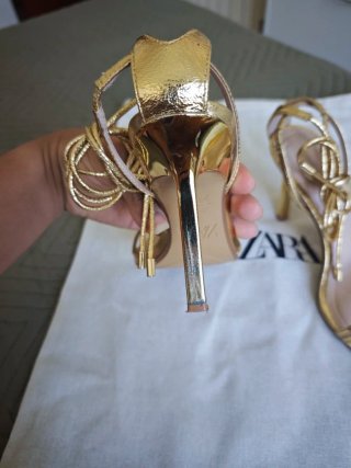 Tacones dorados Zara Talla 36