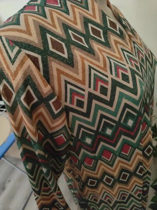 Vestido elegante con estampado zig-zag