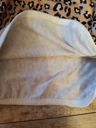 Pantaloncini leopardati con bordi bianchi