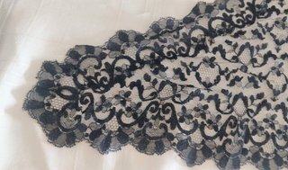 Mantilla encaje antigua triangular 112x55