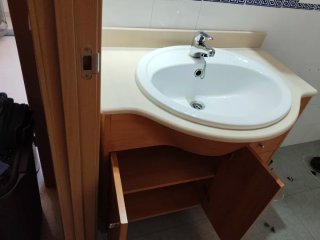 Mueble de baño con lavabo y espejo