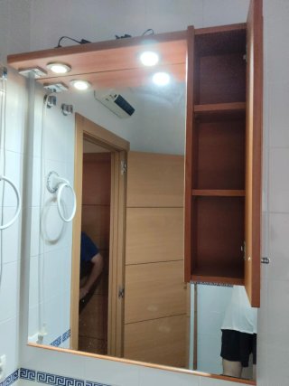 Mueble de baño con lavabo y espejo