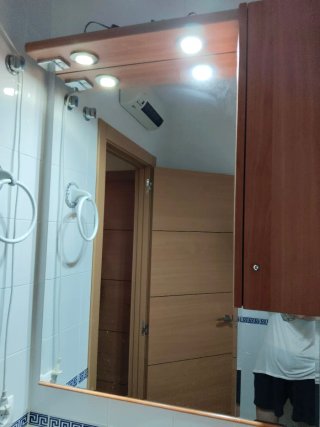 Mueble de baño con lavabo y espejo