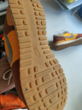Tenis Nike Air Marrón y Amarillo