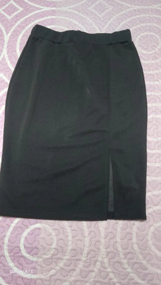 Falda negra con abertura