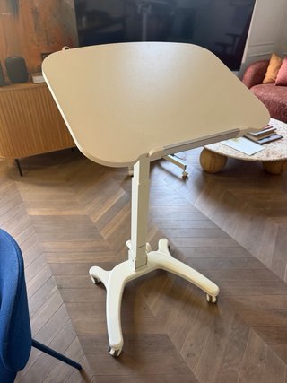 Mesa auxiliar regulable con ruedas
