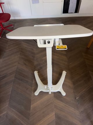 Mesa auxiliar regulable con ruedas