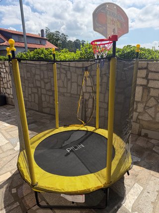 Cama elástica con canasta de baloncesto