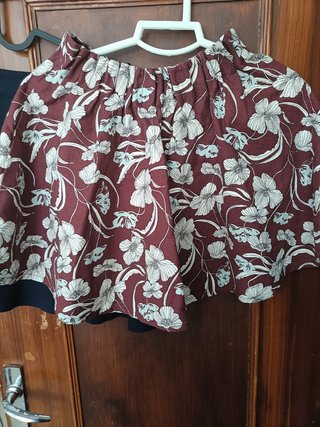 Falda corta estampada y negra