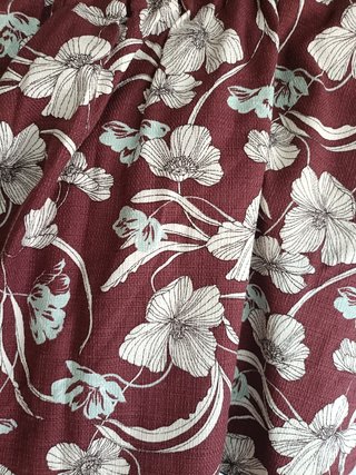 Falda corta estampada y negra