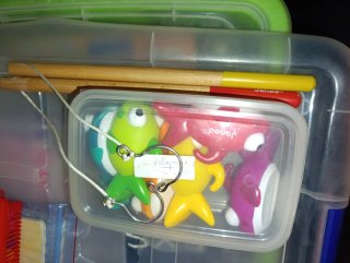 Juego de pesca con peces y cañas