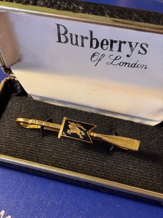 Alfiler de corbata Burberry con escudo