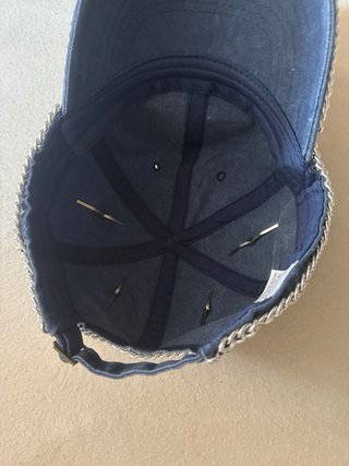 Gorra Y-3 con cremalleras y cadenas