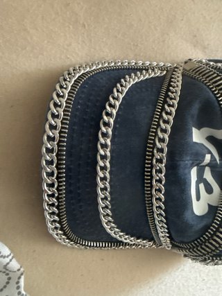 Gorra Y-3 con cremalleras y cadenas