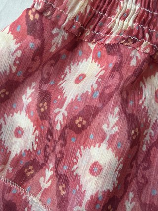 Falda corta rosa con estampado