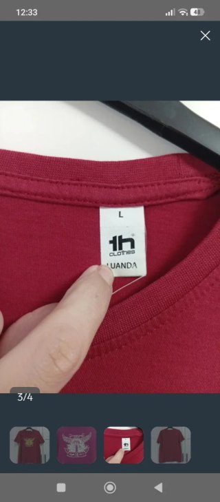 Camiseta roja con estampado gráfico