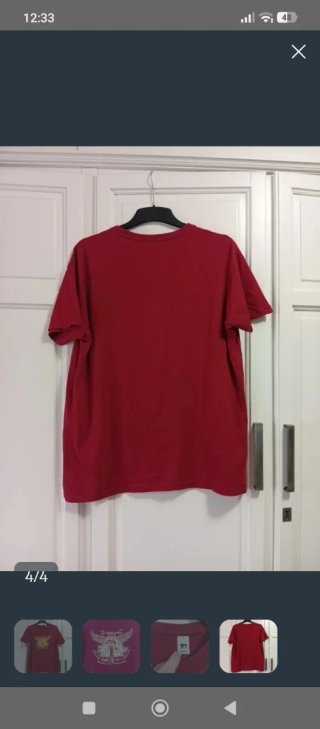 Camiseta roja con estampado gráfico