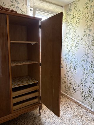 Armario antiguo de madera
