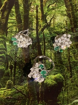 Anillo y pendientes diamantes y esmeraldas