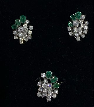 Anillo y pendientes diamantes y esmeraldas