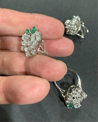 Anillo y pendientes diamantes y esmeraldas