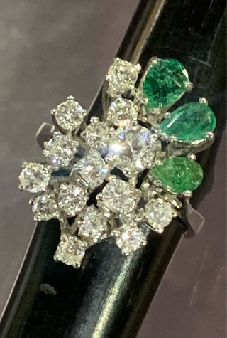 Anillo y pendientes diamantes y esmeraldas
