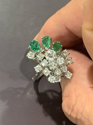 Anillo y pendientes diamantes y esmeraldas