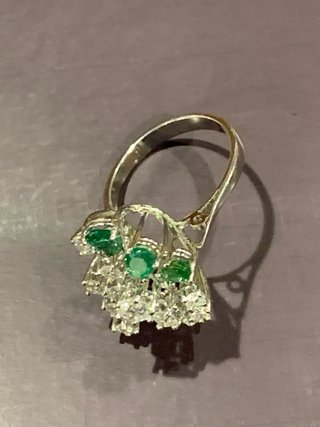 Anillo y pendientes diamantes y esmeraldas
