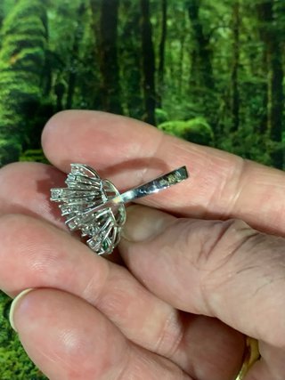 Anillo y pendientes diamantes y esmeraldas