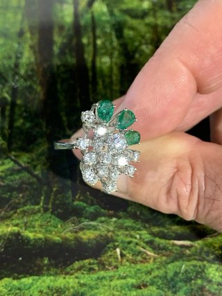 Anillo y pendientes diamantes y esmeraldas