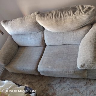 Sofá de 2 plazas gris cómodo y cabezal reclinable.