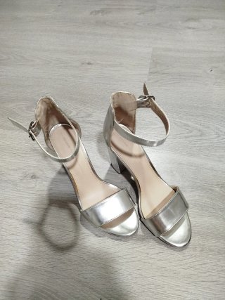 Sandalias de tacón plateadas