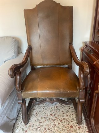 Silla antigua madera y piel respaldo alto