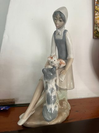 Figura porcelana niña con perros