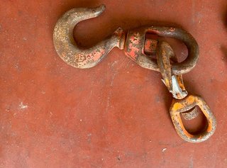 Cadenas, cinchas y polea para camión