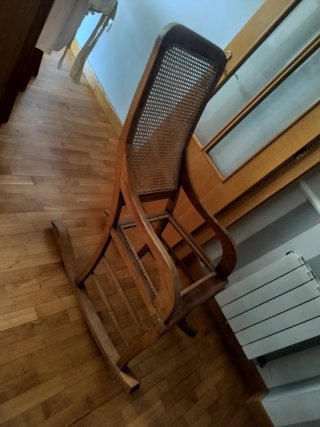 Dolce culla in legno e rattan. Manca rattan per il sedile
