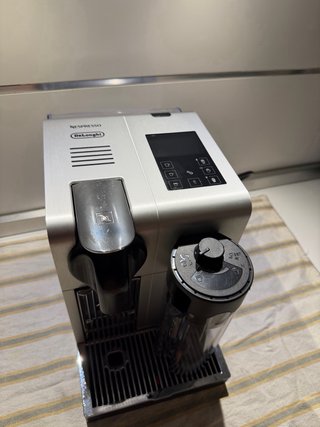 Cafetera Nespresso De'Longhi Lattissima One