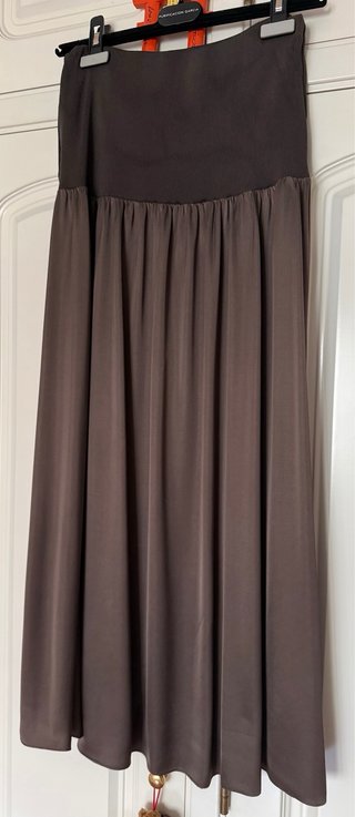 Falda midi marrón punto y satinado