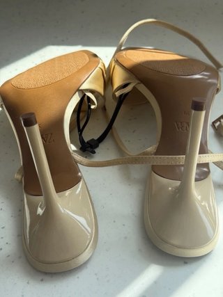 Sandalias Zara tacón dorado