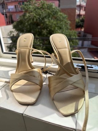 Sandalias Zara tacón dorado