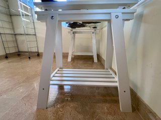 Mesa escritorio cristal y caballetes blancos