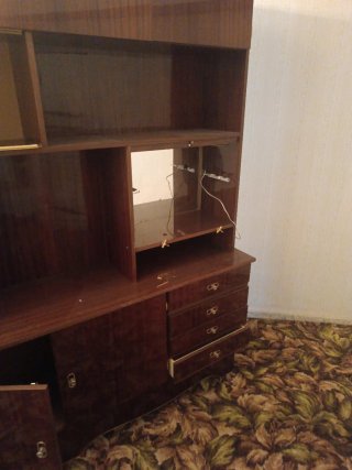 Armario de madera y cristal con espejo gratis