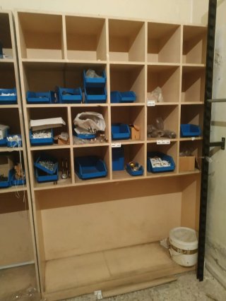 Estantería de madera con cubos azules sin gavetas